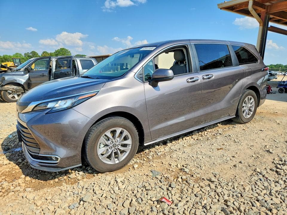 2022 Toyota Sienna XLE