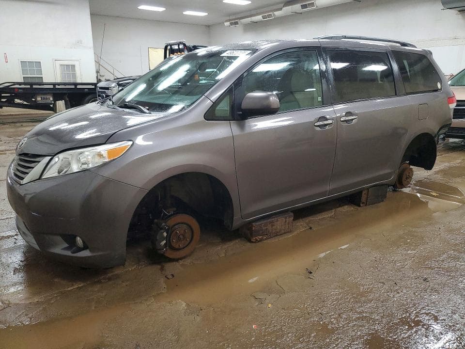 2014 Toyota Sienna XLE 7-PASSENGER