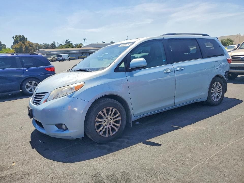 2017 Toyota Sienna XLE 8-PASSENGER
