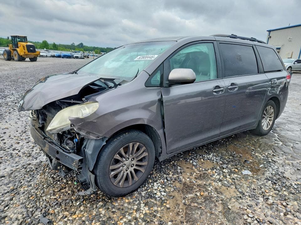 2013 Toyota Sienna XLE 8-PASSENGER