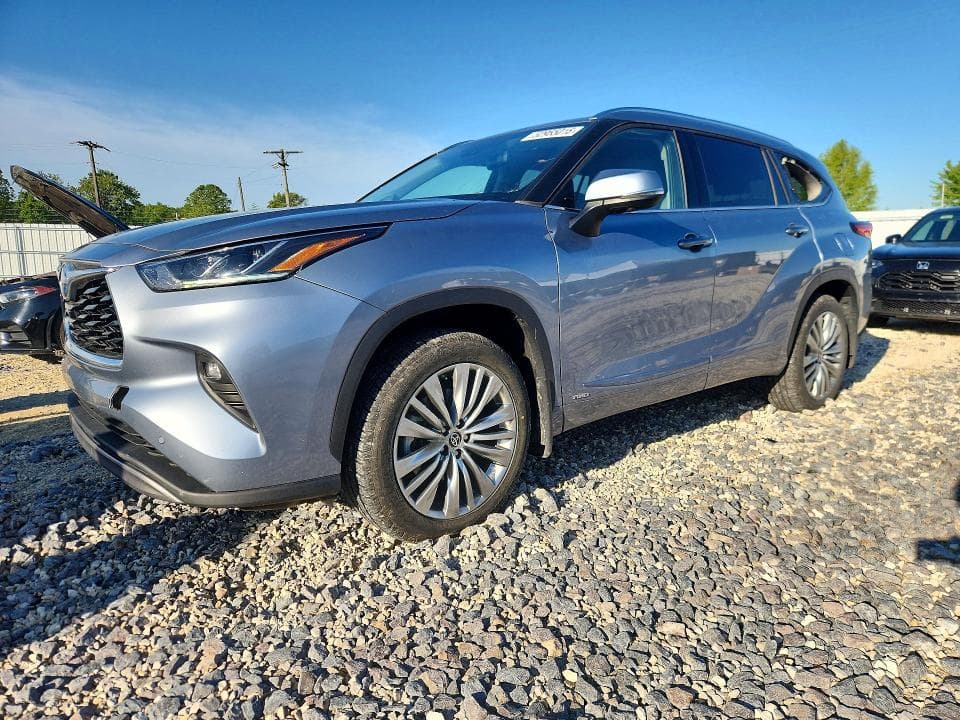 2023 Toyota Highlander Hybrid Platinum