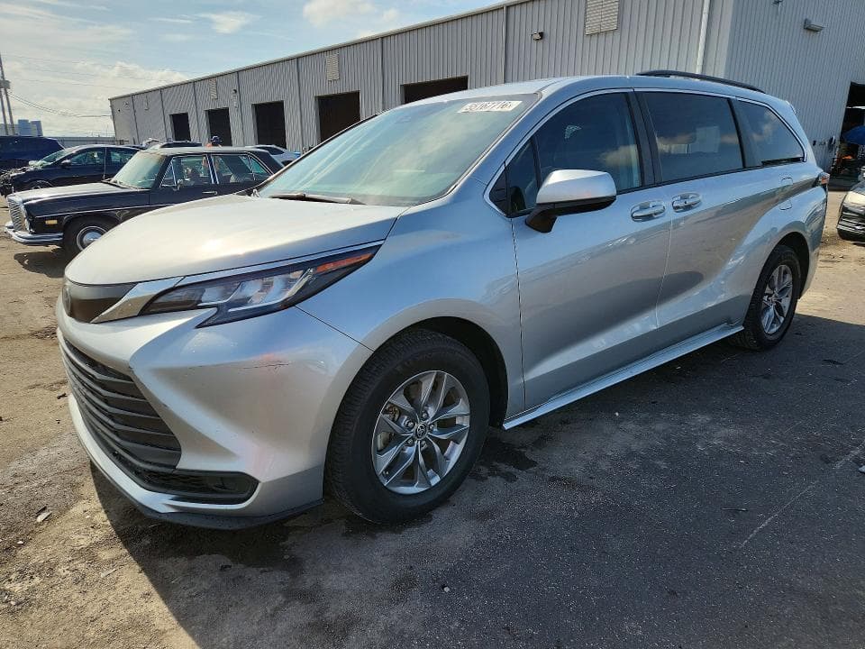 2022 Toyota Sienna LE