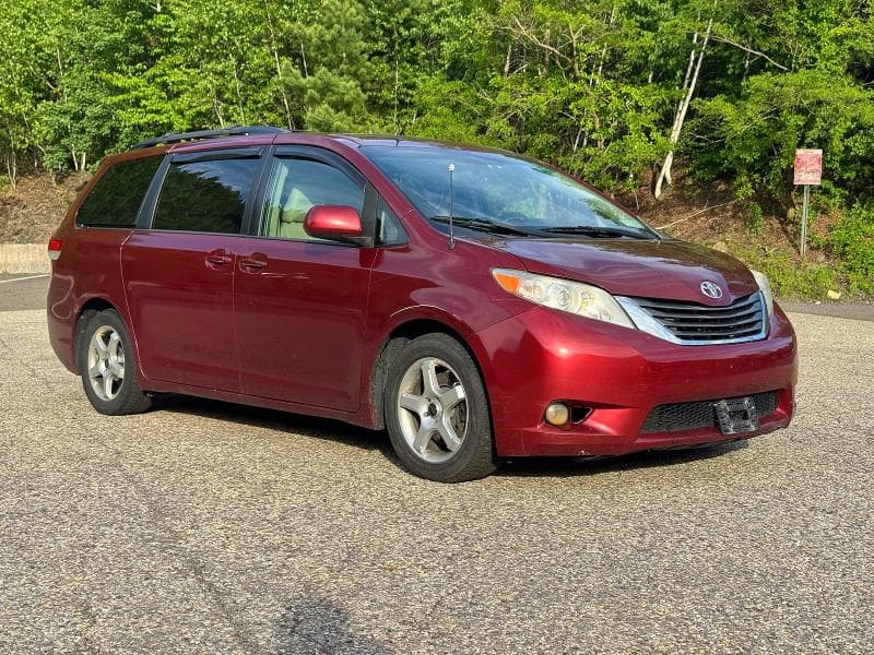 2014 Toyota Sienna XLE 8-PASSENGER