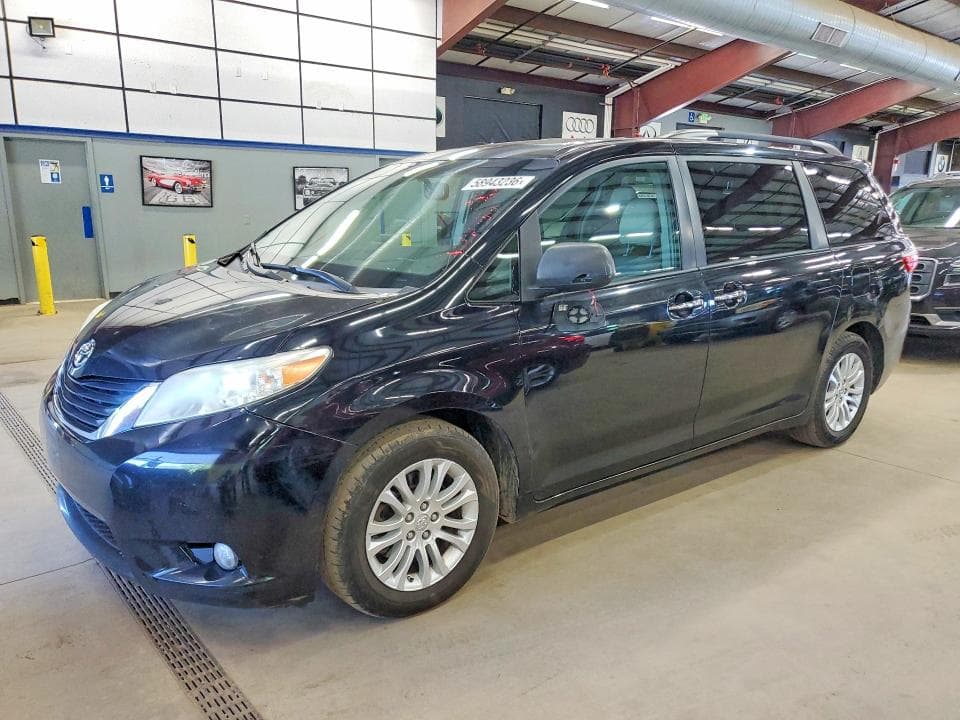 2017 Toyota Sienna XLE 8-PASSENGER