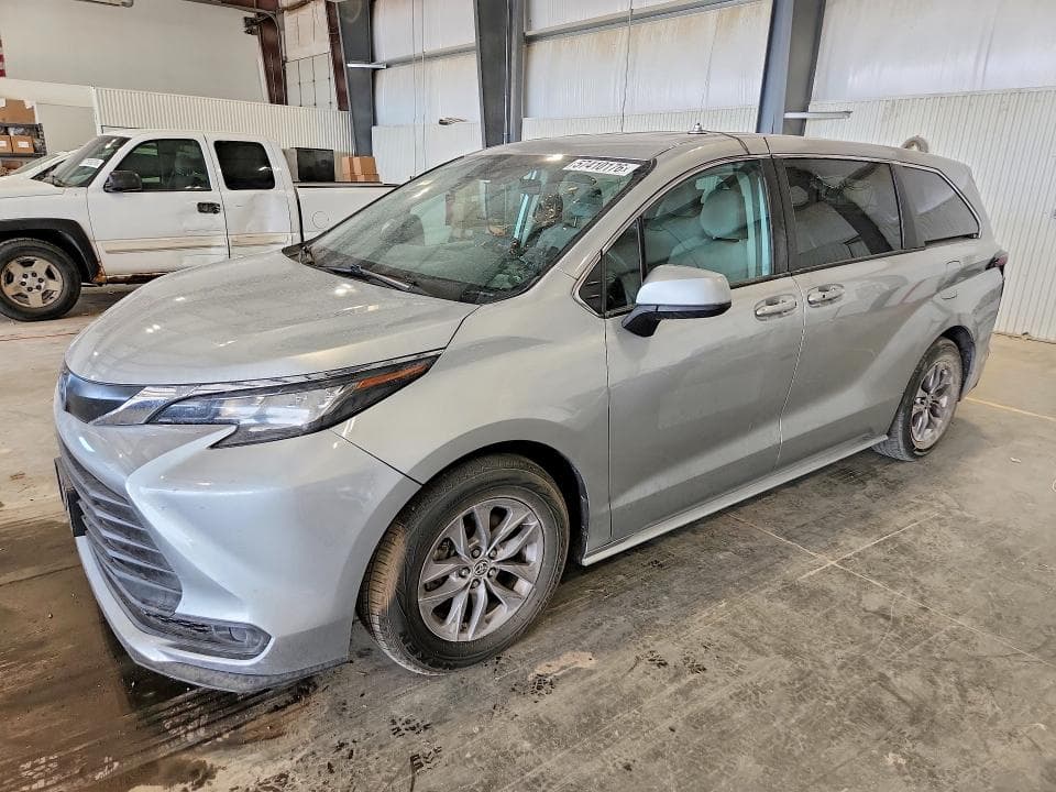 2022 Toyota Sienna LE