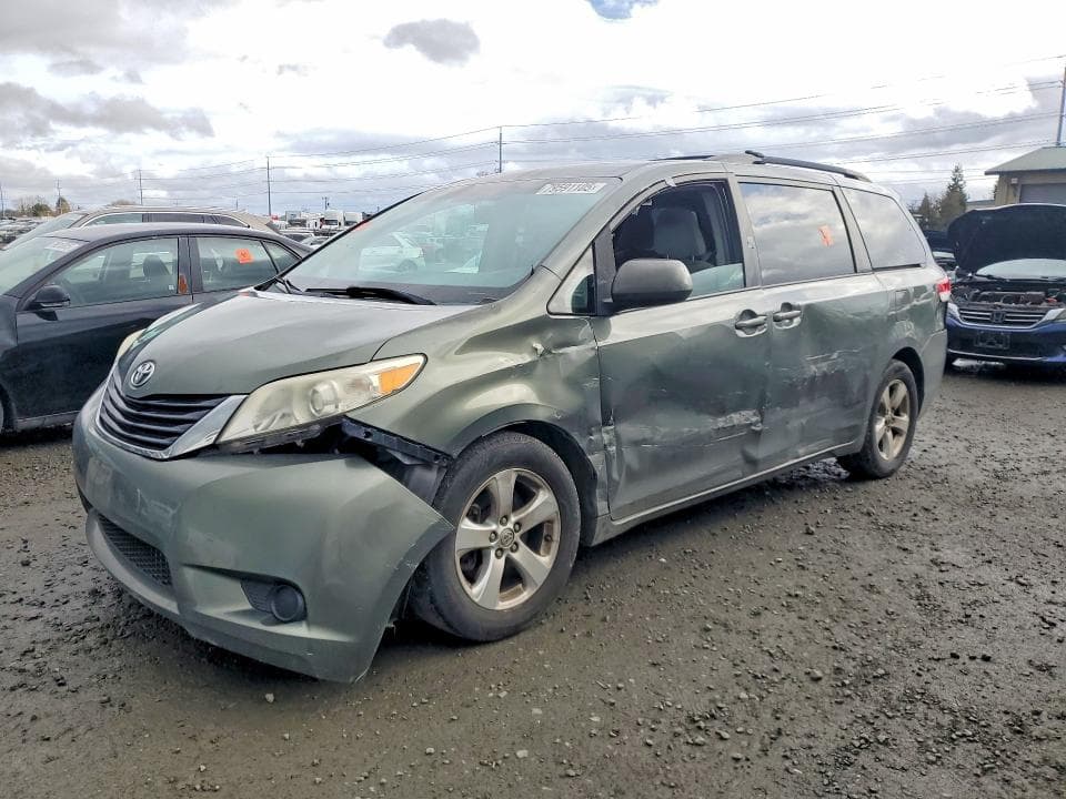 2013 Toyota Sienna LE 8-PASSENGER