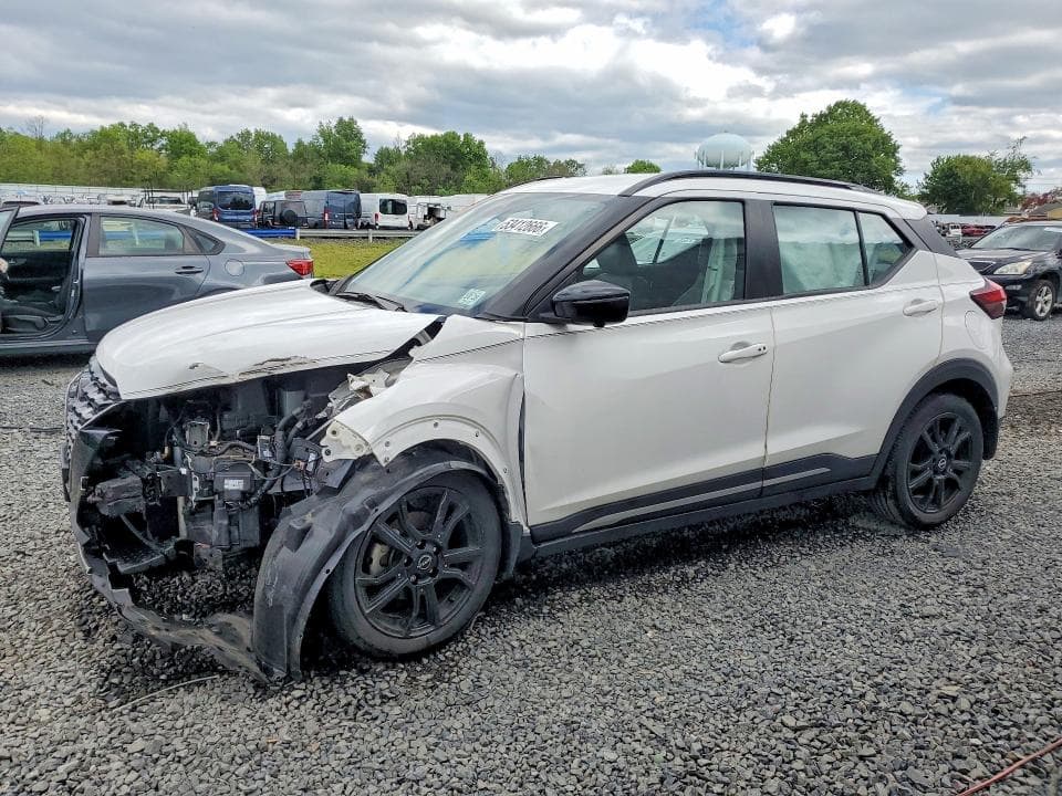 2023 Nissan Kicks SR