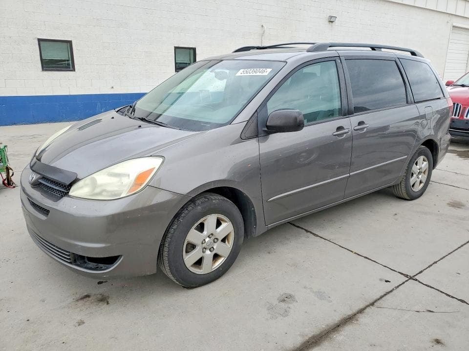 2004 Toyota Sienna LE 8 Passenger