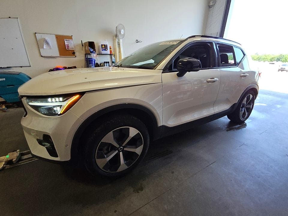 2025 Volvo XC40 Plus