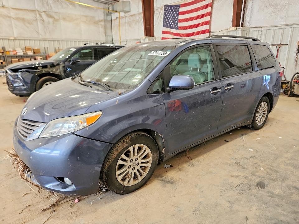2017 Toyota Sienna XLE 8-PASSENGER