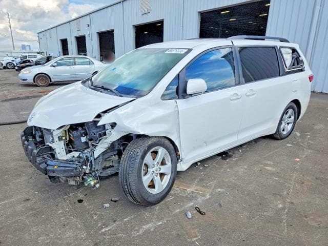 2016 Toyota Sienna LE