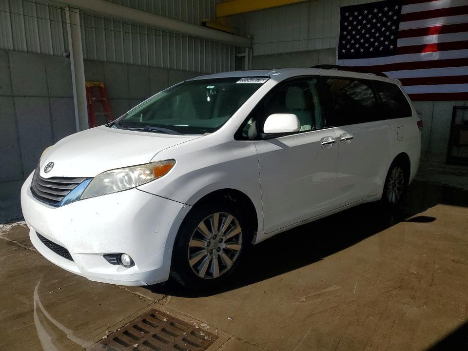 2014 Toyota Sienna XLE 7-PASSENGER