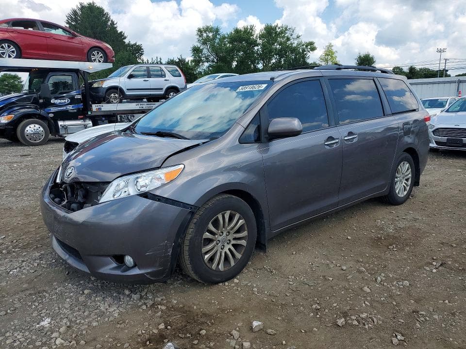 2013 Toyota Sienna XLE 8-PASSENGER